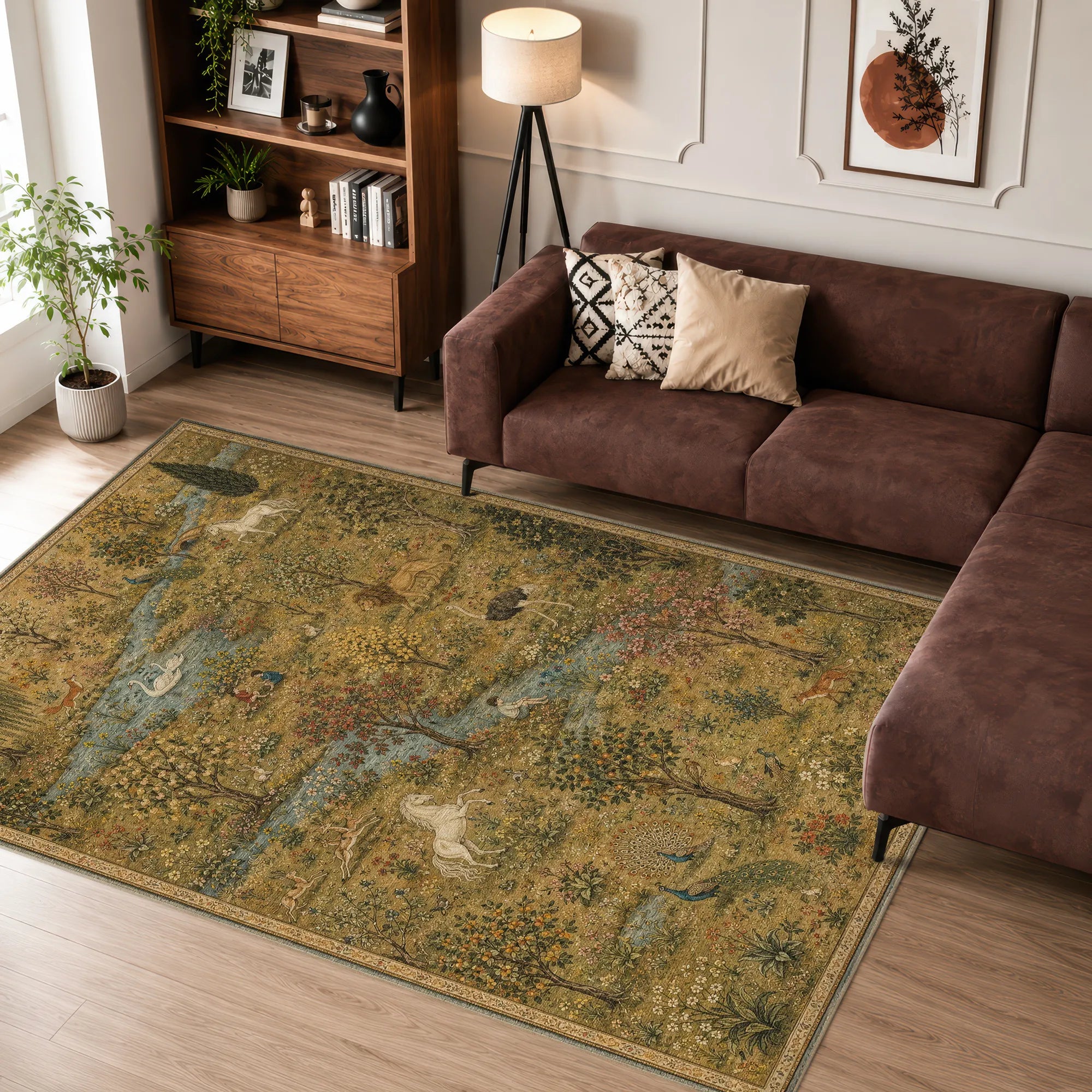 Ein rechteckiger Teppich mit einem kunstvollen, vintage-inspirierten Landschaftsprint in gedämpften Gold-, Olivgrün- und Blautönen, arrangiert in einem modernen Wohnzimmer neben einem braunen Ecksofa.